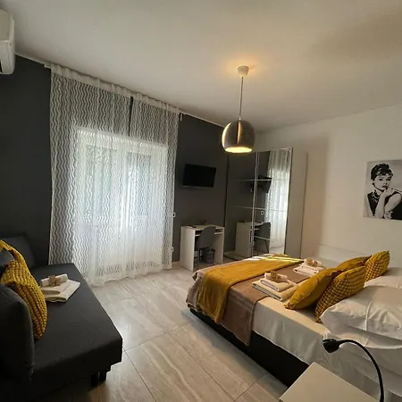 Elegant Escape By Ionio Metro Apartment *
