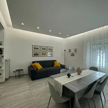 Elegant Escape By Ionio Metro Apartment *